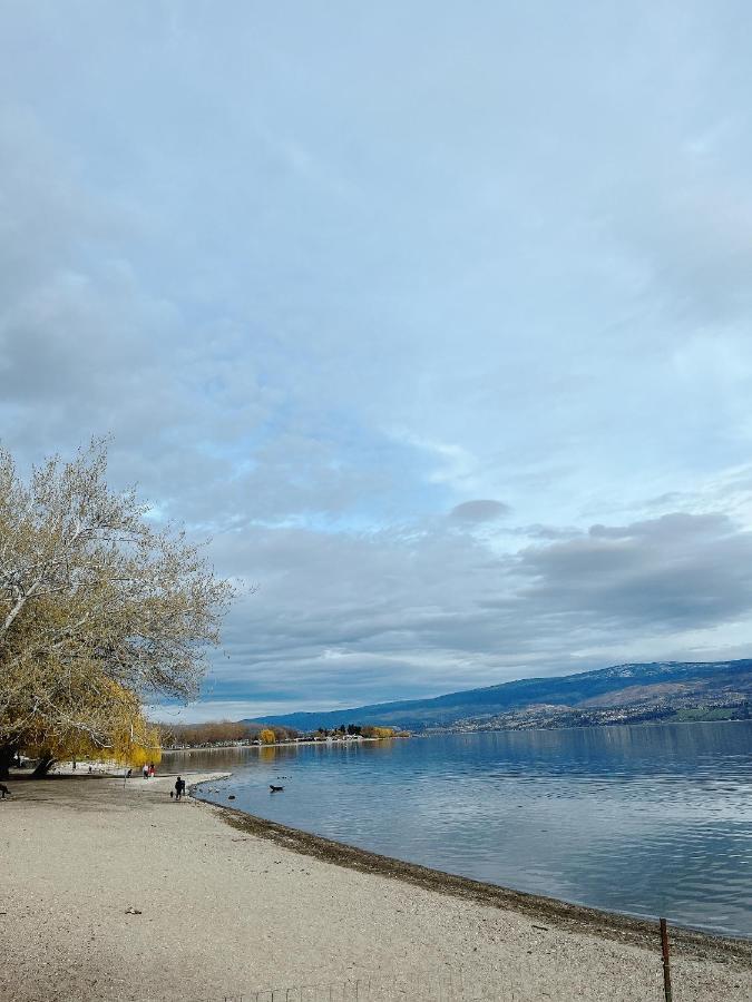 Peaceful And Spacious Lake View Уест Келоуна Екстериор снимка
